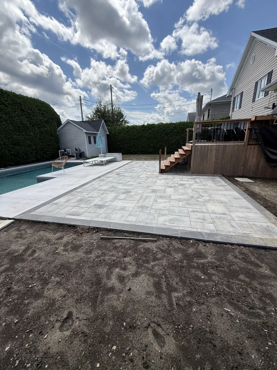 Terrasse en dalles près de la piscine — projet de paysagement d’ATLA Paysagement